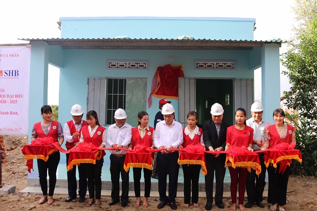 Đại diện Lãnh đạo tỉnh và Ngân hàng SHB cắt băng khánh thành công trình Nhà tình nghĩa.