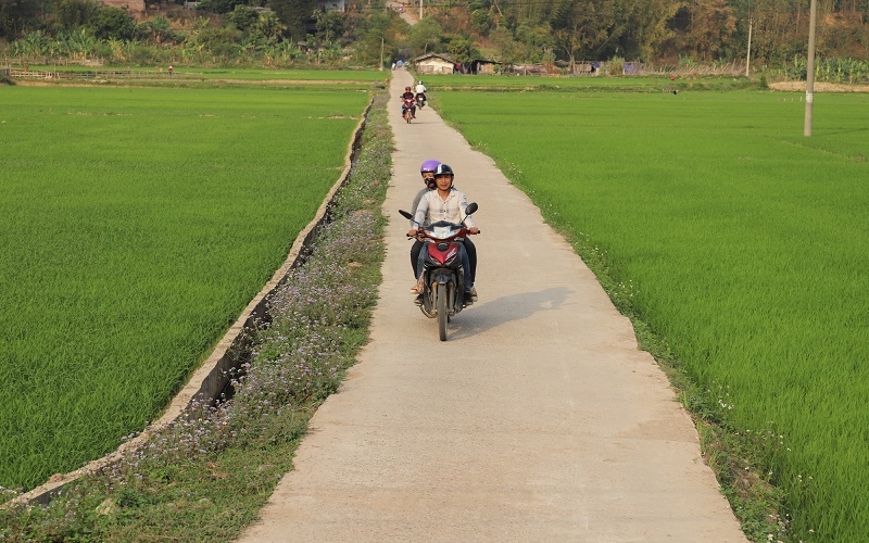 Những con đường mới xây dựng giúp việc đi lại và sản xuất của người dân thuận lợi hơn.