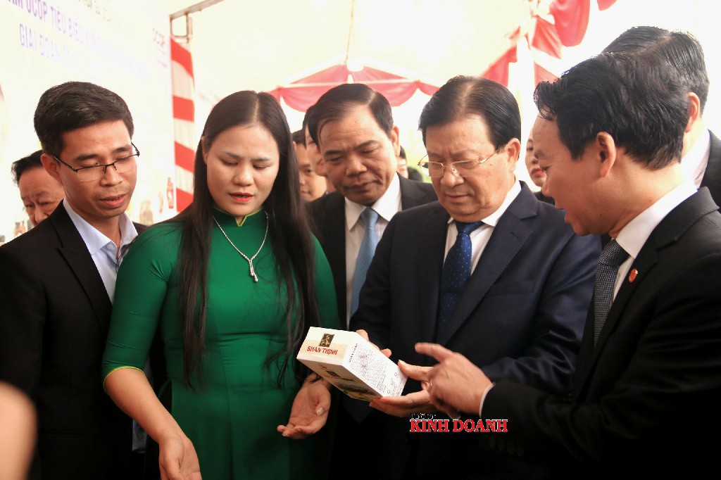 Phó Thủ tướng Trịnh Đình Dũng cùng lãnh đạo các Bộ ngành thăm gian hàng OCOP vùng đặc biệt khó khăn.