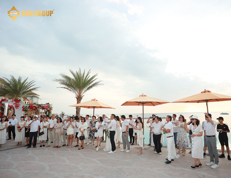 Tiệc trà chiều diễn ra trong không gian lãng mạn tại Central Village