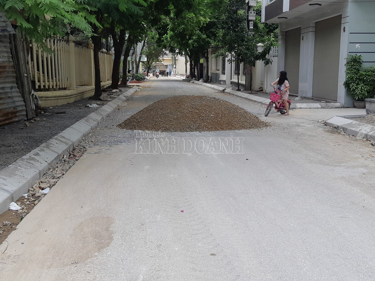 Mặt đường cũ không đào, có rải base A độ dày trung bình đạt 5cm.