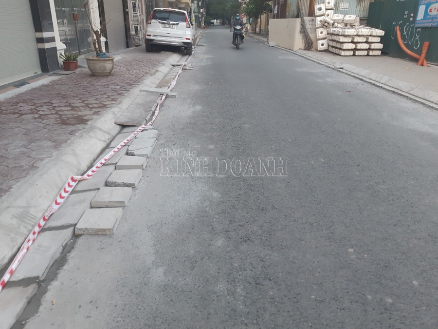 Toàn bộ viên đan rãnh tại hiện trường thi công dày 4cm, theo HSTK là 6 cm.