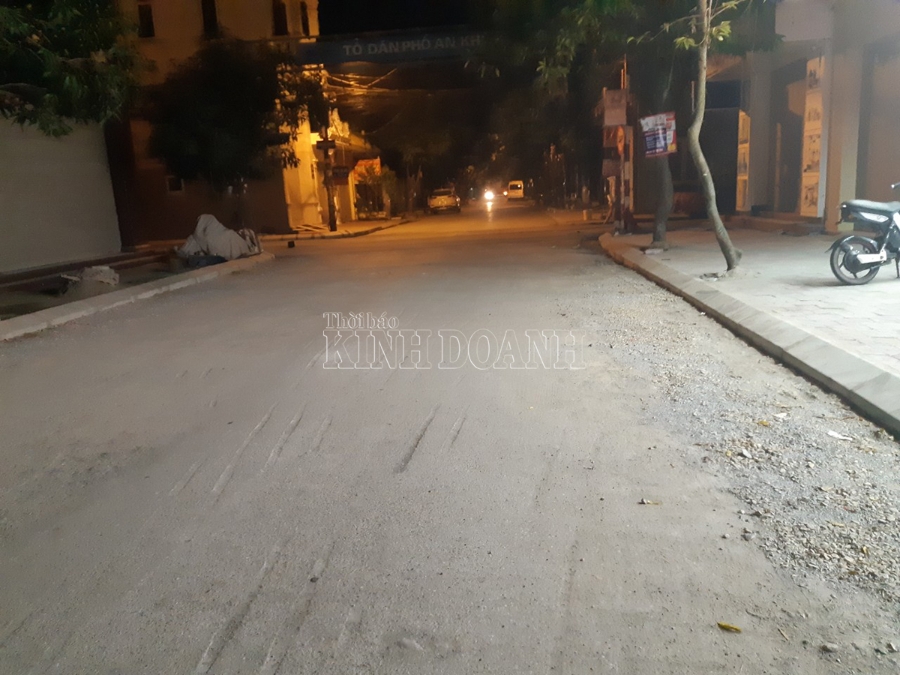 15 phút trước giờ đổ bê tông nhựa, mặt đường vẫn không có dấu hiệu đào bóc và rải base.