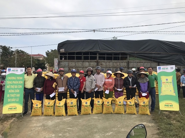 PVFCCo trao tặng 280 tấn phân bón Phú Mỹ hỗ trợ bà con bị thiệt hại do bão lũ.