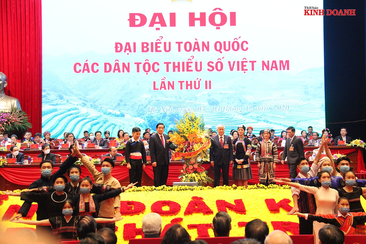 Đoàn Thanh niên cộng sản Hồ Chí Minh tặng hoa chúc mừng Đại hội Đại biểu toàn quốc các dân tộc thiểu số Việt Nam lần thứ II.