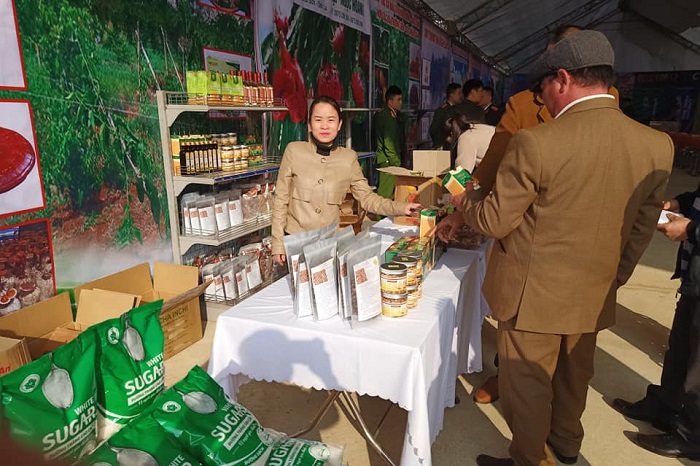 HTX Quang Vinh tham gia hội chợ nông sản để đưa sản phẩm chế biến từ sachi đến với khách hàng.