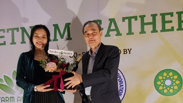 Bà Phan Mai Hương, Giám đốc phát triển kinh doanh, đại diện The Rice Trader tại Việt Nam chúc mừng ông Trương Thanh Phong (Ảnh Int)