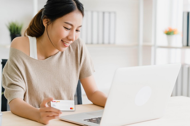 Sử dụng thẻ tín dụng mua sắm online đang là xu hướng với người tiêu dùng (Ảnh:Freepik/@tirachardz)