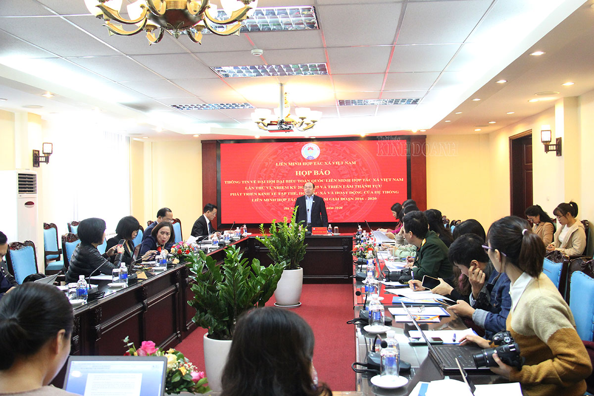 Đông đảo phóng viên tham dự họp báo về kế hoạch và nội dung Đại hội Đại biểu toàn quốc Liên minh HTX Việt Nam nhiệm kỳ 2020-2025.