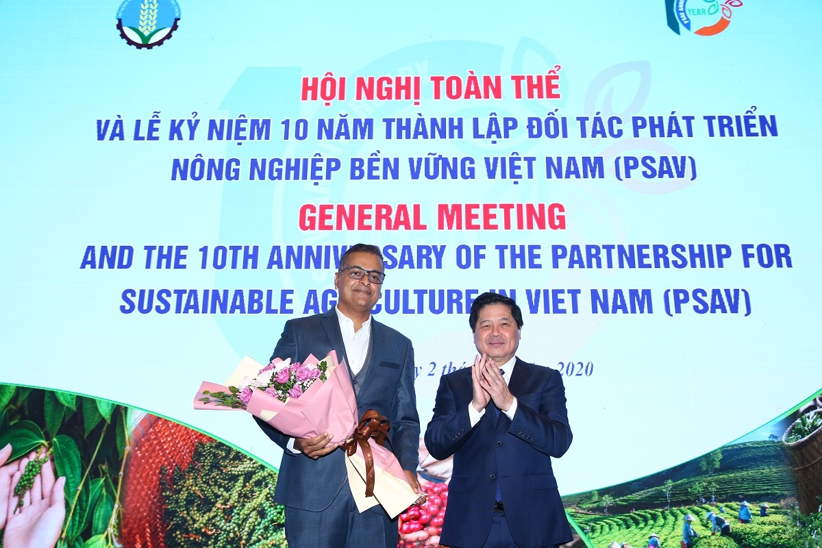 Ông Binu Jacob, Tổng giám đốc Công ty Nestlé Việt Nam, nhận hoa chúc mừng từ ông Lê Quốc Doanh, Thứ trưởng Bộ Nông Nghiệp Và Phát Triển Nông Thôn.