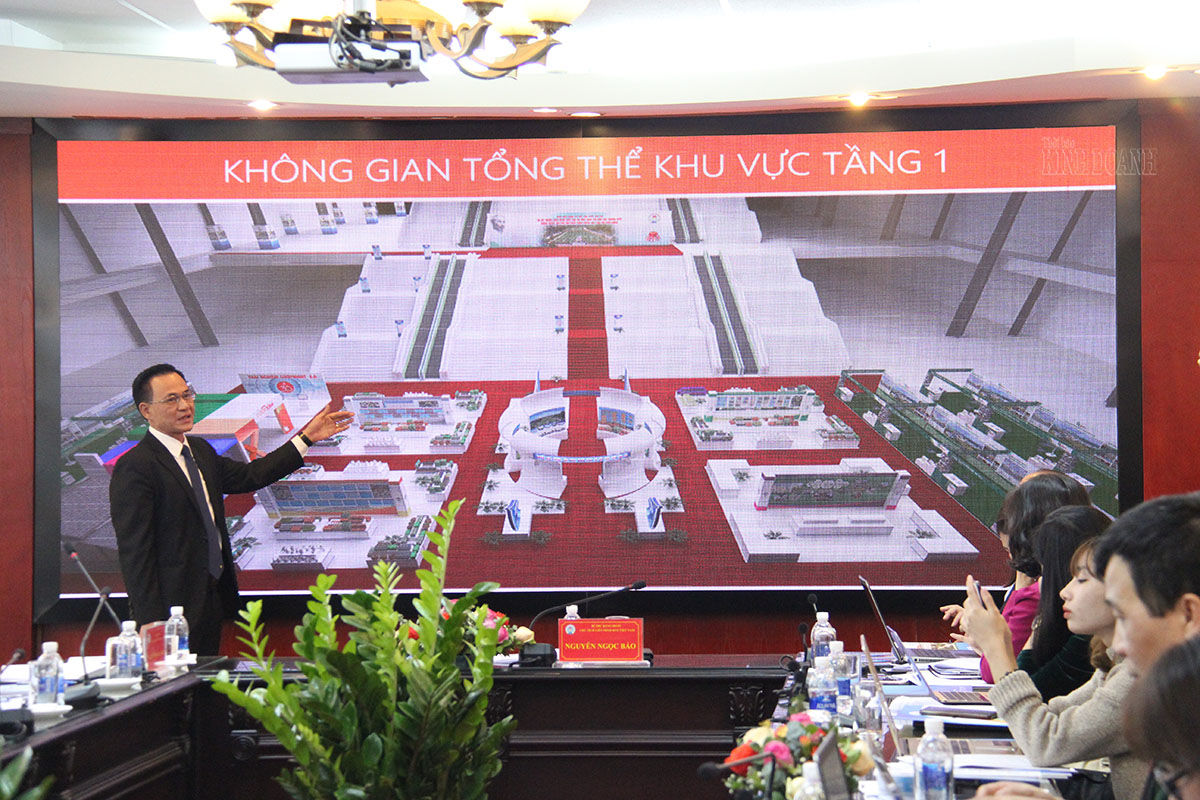 Phó Chủ tịch Liên minh HTX Việt Nam Nguyễn Mạnh Cường giới thiệu về không gian tổ chức Đại hội Đại biểu Liên minh HTX Việt Nam và khu vực triển lãm thành tựu phát triển KTTT, HTX giai đoạn 2016-2020 tại Trung tâm Hội nghị Quốc gia.