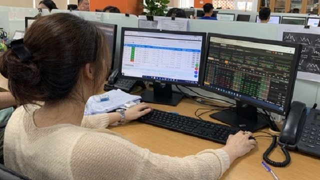 Nhiều khoản lãi của các F0 được khoe ra đã kích thích sự tò mò của nhiều người với thị trường chứng khoán