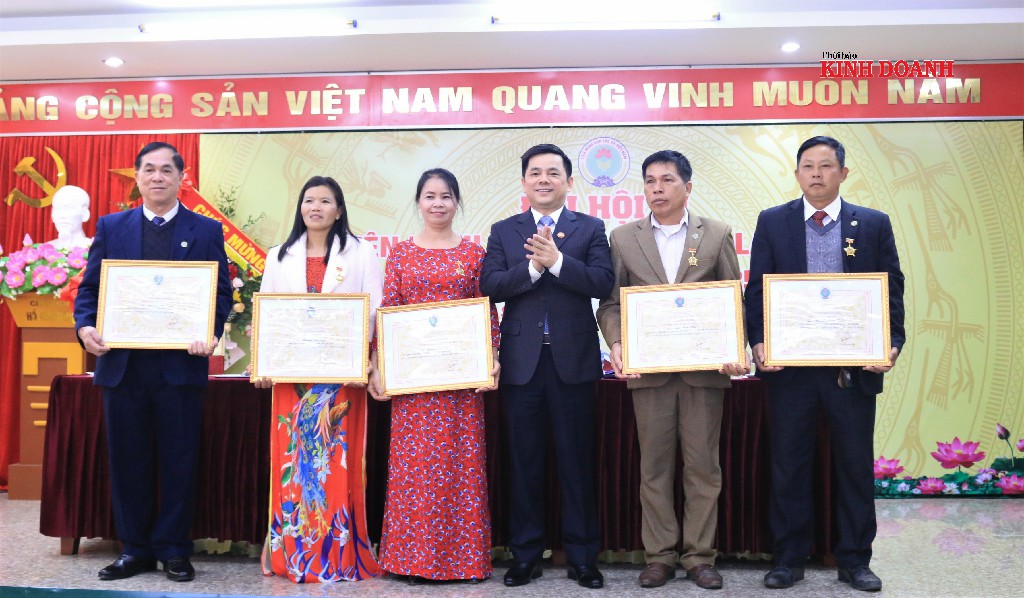 Nhiều tập thể, cá nhân được nhận Bằng khen của Liên minh HTX Việt Nam.