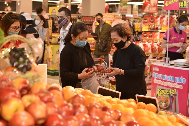 Những khách hàng đầu tiên của VinMart Ocean Park.