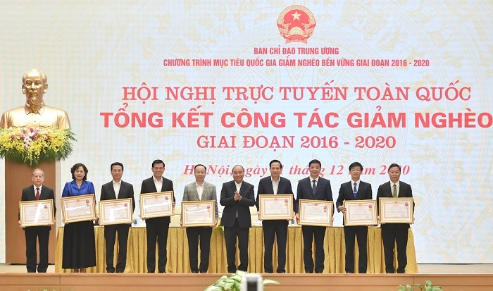 Thủ tướng Nguyễn Xuân Phúc trao huân chương lao động cho các cá nhân có thành tích xuất sắc trong công tác giảm nghèo.