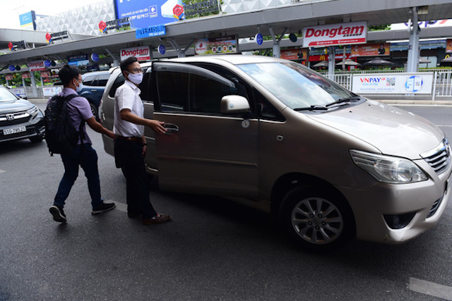 Giá cước taxi công nghệ tăng mạnh khiến nhiều người tiêu dùng e dè khi đặt xe. (Ảnh minh họa: Int)