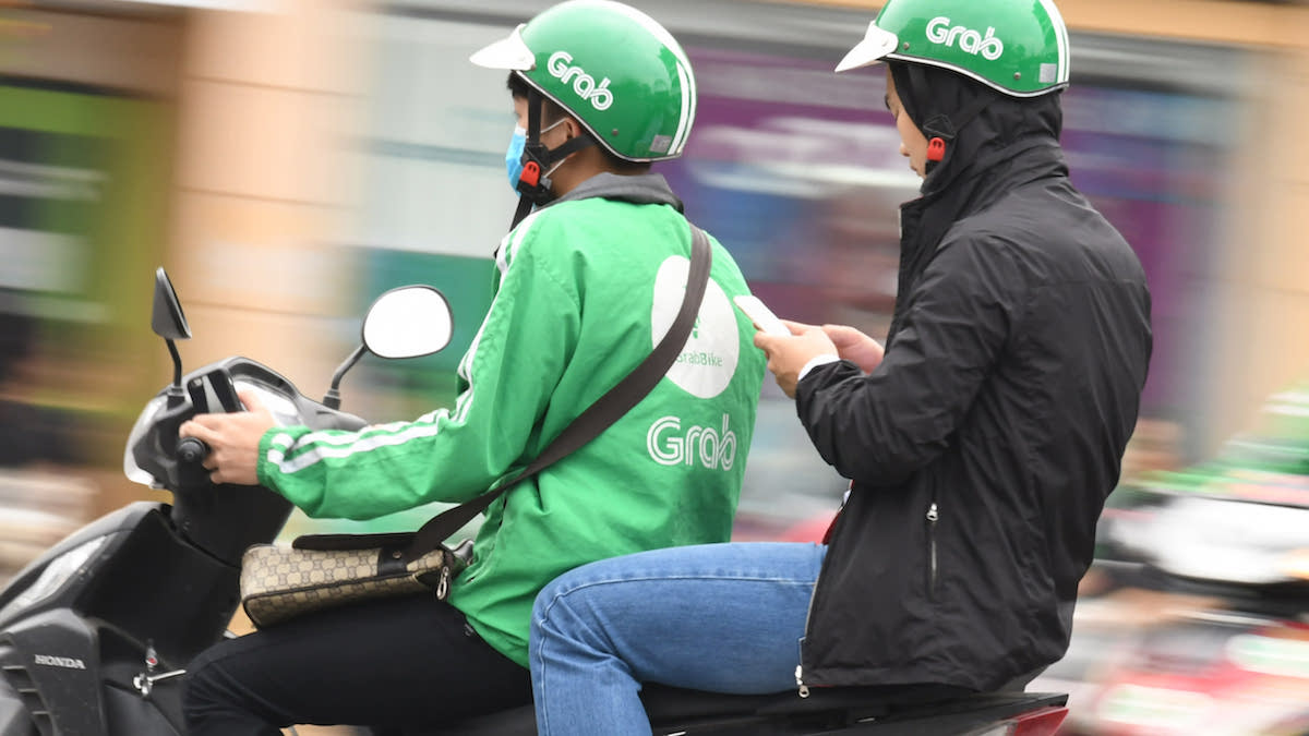 Những ngày qua, nhiều hành khách và tài xế Grab phản ứng vì doanh nghiệp này tăng giá cước và tăng khấu trừ thuế. (Ảnh: Int)