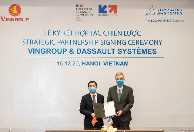 Ông Nguyễn Việt Quang - Phó Chủ tịch HĐQT kiêm Tổng giám đốc Tập đoàn Vingroup (bên trái) ký Biên bản ghi nhớ Hợp tác chiến lược với Tập đoàn Dassault Systèmes dưới sự chứng kiến của Ngài Nicolas Warnery - Đại sứ Pháp tại Việt Nam (bên phải)