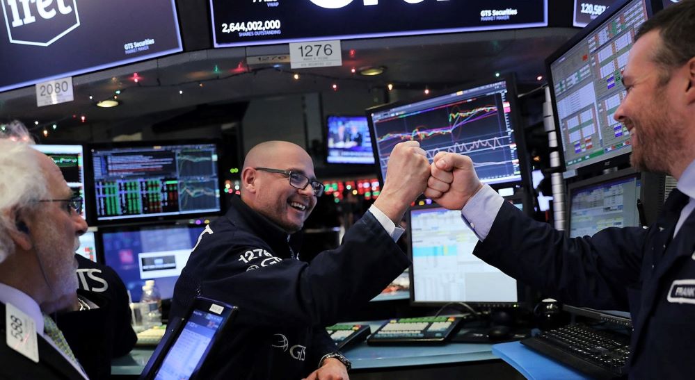 Nhà đầu tư phấn khích khi cả 3 chỉ số chính của thị trường chứng khoán Mỹ cùng đóng cửa ở mức cao kỷ lục trong phiên giao dịch ngày 17/12 (Ảnh: Int)