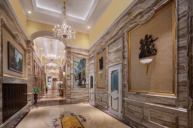 Đại sảnh và hành lang không khác gì một triển lãm nghệ thuật hội họa đỉnh cao.