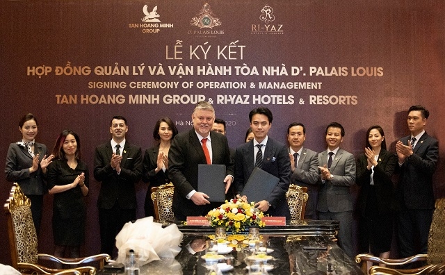 Phó Tổng Giám đốc Tập đoàn Tân Hoàng Minh, ông Đỗ Hoàng Minh cùng đại diện Ri-Yaz Hotels & Resorts tại Việt Nam ký hợp tác quản lý vận hành D’. Palais Louis.
