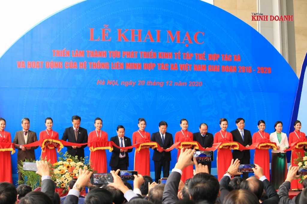 Phó Thủ tướng Trịnh Đình Dũng cùng lãnh đạo Liên minh HTX Việt Nam, các cơ quan bộ, ngành cắt băng khai mạc Triển lãm thành tựu phát triển KTTT, HTX và hoạt động của hệ thống Liên minh HTX Việt Nam giai đoạn 2016-2020.