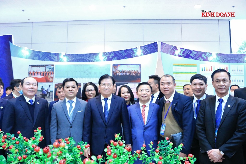 Phó Thủ tướng Trịnh Đình Dũng cùng các lãnh đạo Liên minh HTX Việt Nam thăm khu vực triển lãm các thành tựu phát triển KTTT, HTX giai đoạn 2016-2020.