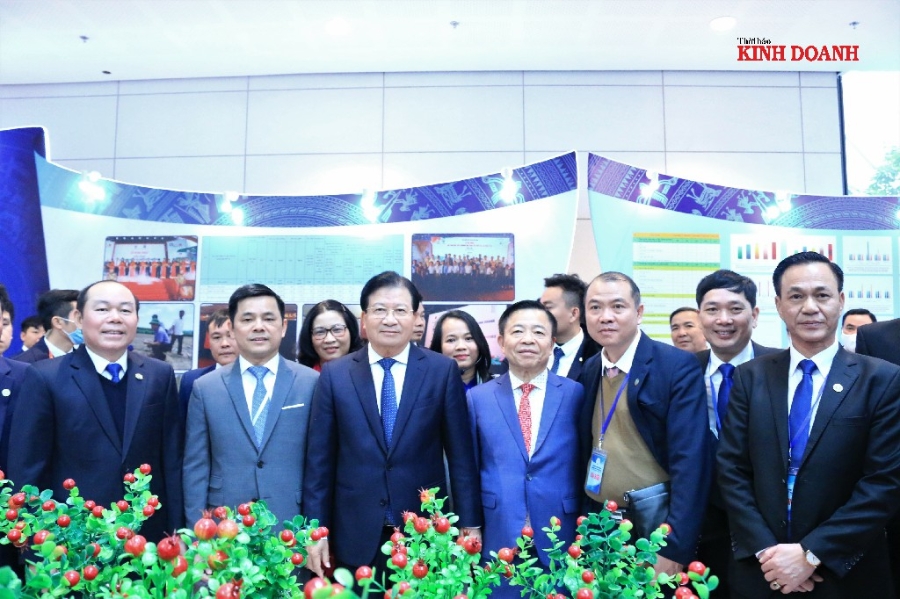 Phó Thủ tướng Trịnh Đình Dũng cùng các lãnh đạo Liên minh HTX Việt Nam thăm khu vực triển lãm các thành tựu phát triển KTTT, HTX giai đoạn 2016-2020.