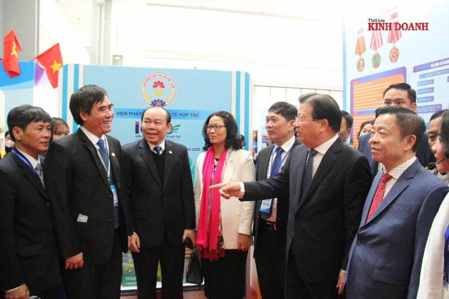 Đây là triển lãm thành tựu phát triển KTTT, HTX lớn nhất từ trước tới nay với quy mô trưng bày hơn 1.500m2 tại Hà Nội, thu hút sự tham gia của trên 600 sản phẩm tiêu biểu của hơn 200 HTX trên cả nước.