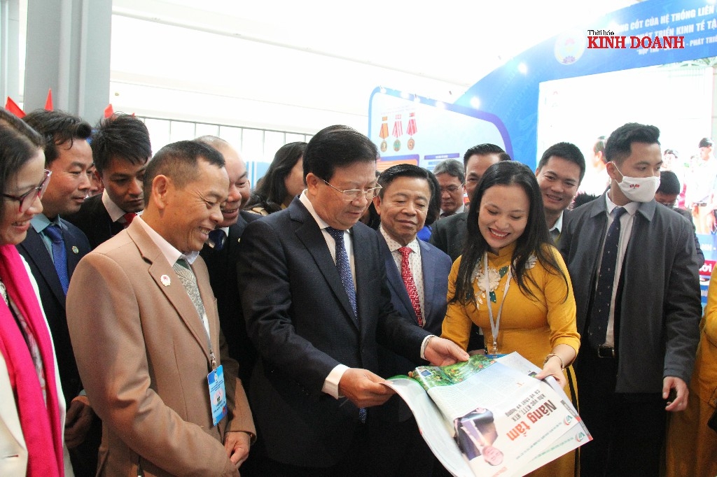 Phó Thủ tướng Trịnh Đình Dũng thăm gian trưng bày của Thời báo Kinh Doanh.