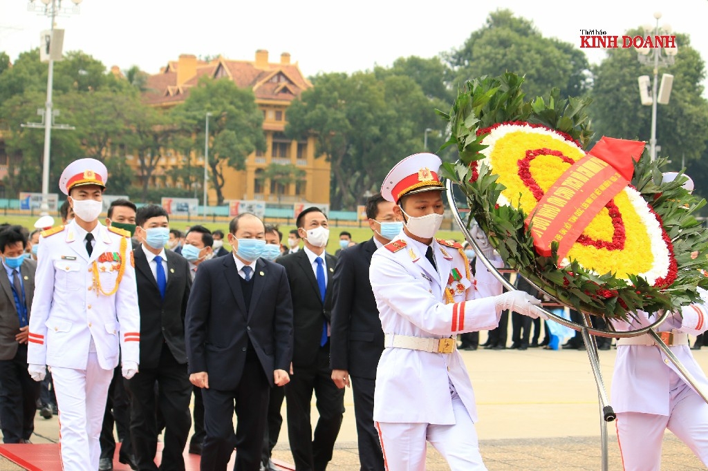 Đoàn đại biểu vào Lăng viếng Chủ tịch Hồ Chí Minh. Vòng hoa của Đoàn đại biểu về dự Đại hội Đại biểu toàn quốc Liên minh HTX Việt Nam khóa VI mang dòng chữ: “Đời đời nhớ ơn Chủ tịch Hồ Chí Minh vĩ đại”.