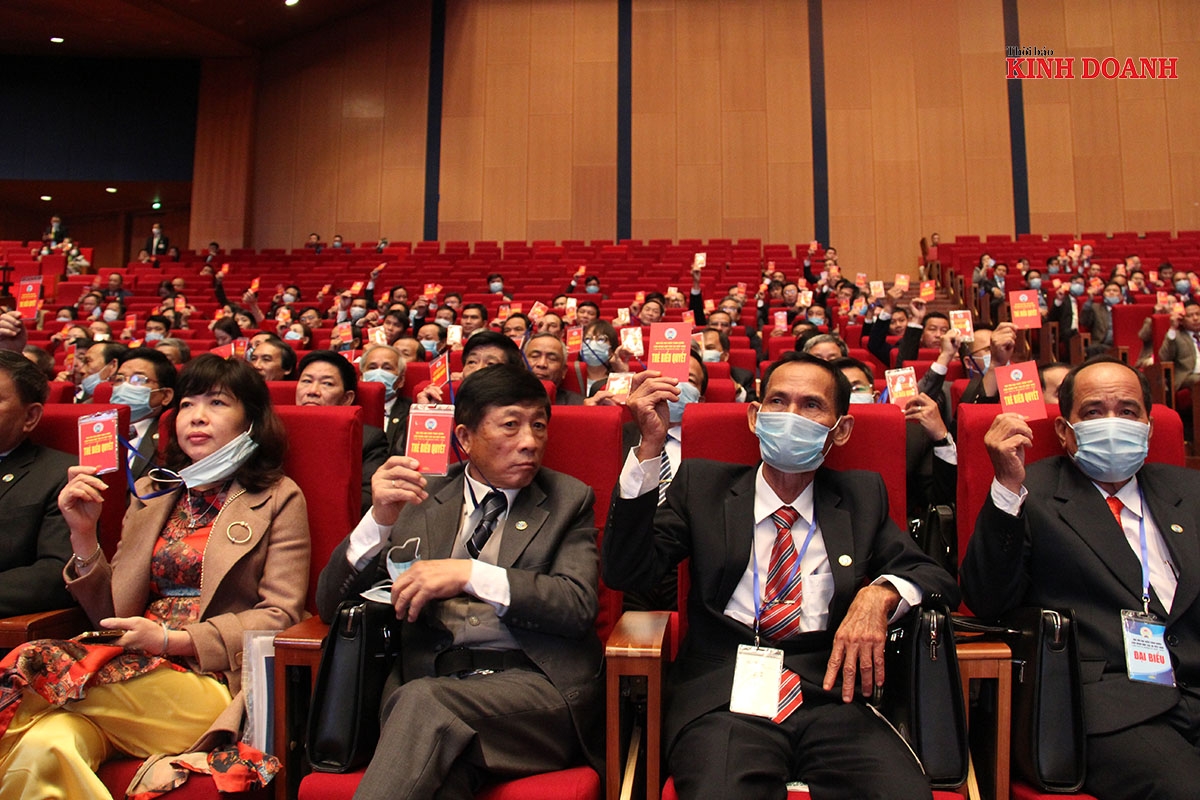 Các đại biểu thông qua Nghị quyết của Đại hội Liên minh HTX Việt Nam khóa VI, nhiệm kỳ 2020-2025.