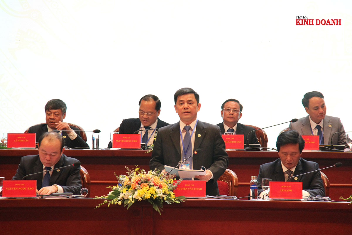 Phó Chủ tịch Liên minh HTX Việt Nam khóa VI, nhiệm kỳ 2020-2025 Nguyễn Văn Thịnh (đứng) trình bày Nghị quyết tại Đại hội.