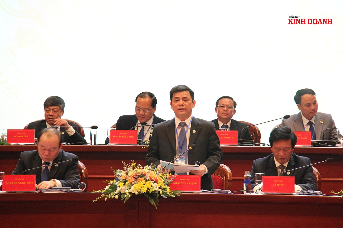 Phó Chủ tịch Liên minh HTX Việt Nam khóa VI, nhiệm kỳ 2020-2025 Nguyễn Văn Thịnh (đứng) trình bày Nghị quyết tại Đại hội.