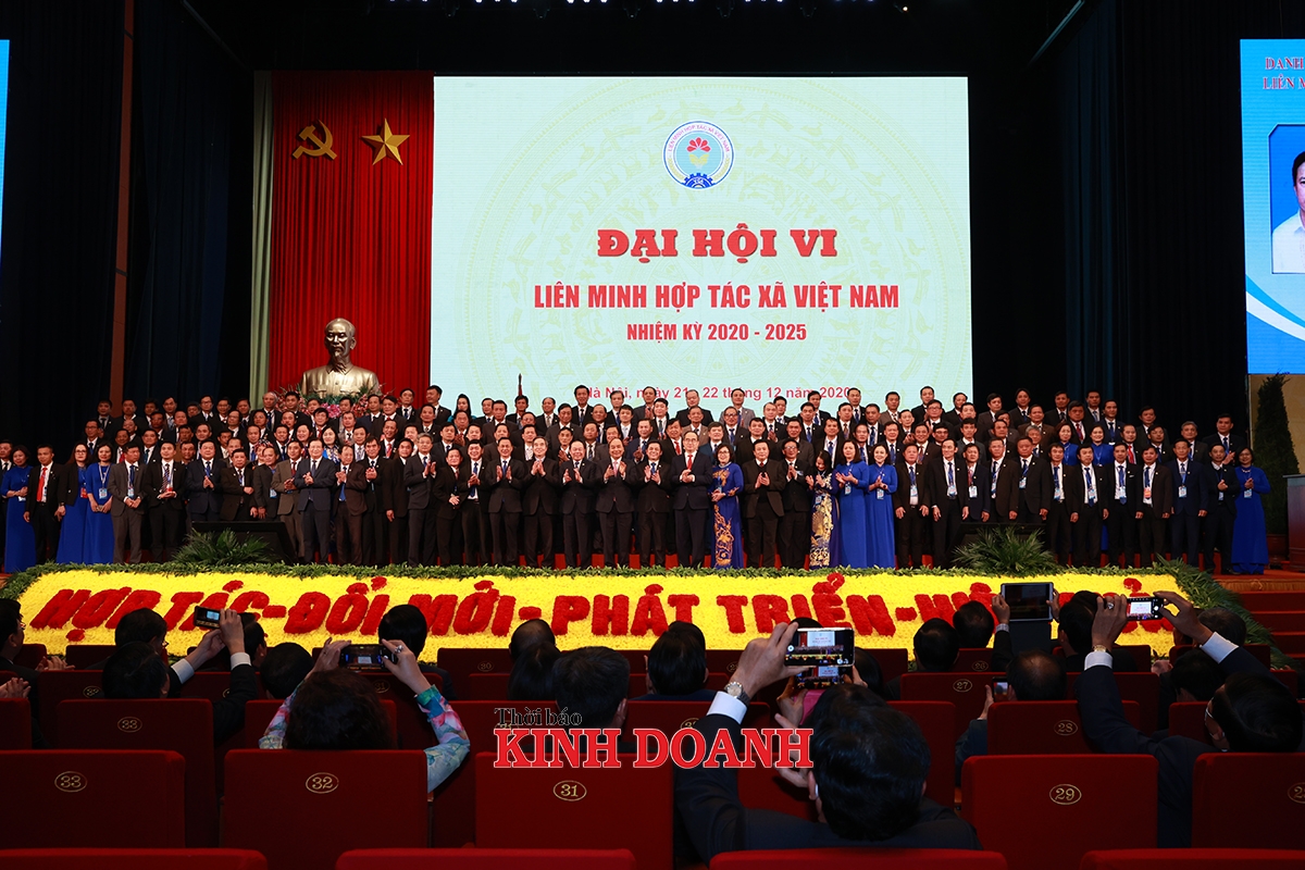 Ban Chấp hành Liên minh HTX Việt Nam khoá VI nhiệm kỳ 2020-2025 ra mắt Đại hội.