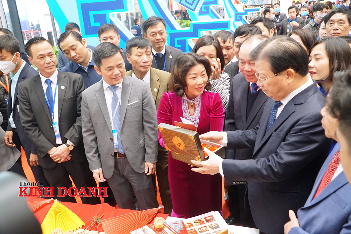 Đại diện Liên minh HTX giới thiệu sản phẩm với Phó Thủ tướng Trịnh Đình Dũng.