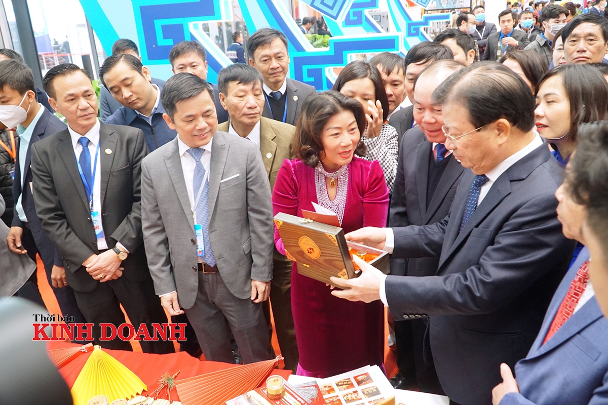 Đại diện Liên minh HTX giới thiệu sản phẩm với Phó Thủ tướng Trịnh Đình Dũng.