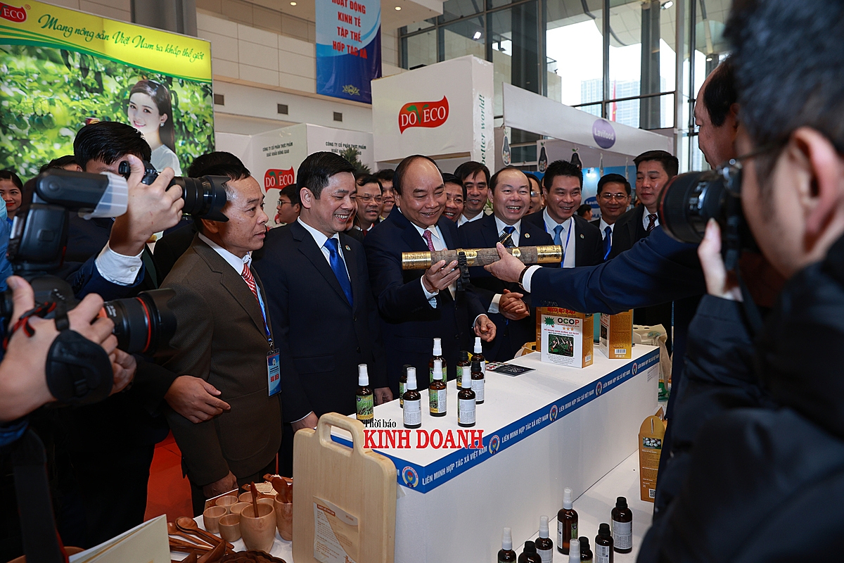 Thủ tướng Chính phủ Nguyễn Xuân Phúc và lãnh đạo Liên minh HTX Việt Nam thăm gian hàng tại triển lãm.