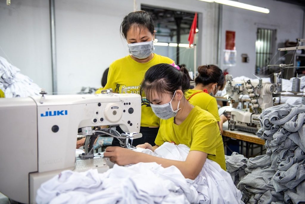 Nghề may gia dụng ở xã An Long giúp nhiều phụ nữ có thêm thu nhập.