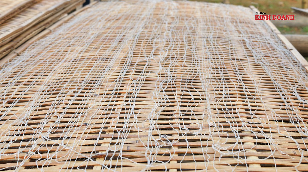 Sợi miến được ép bằng máy bán tự động, phơi trên giàn cao 1m.