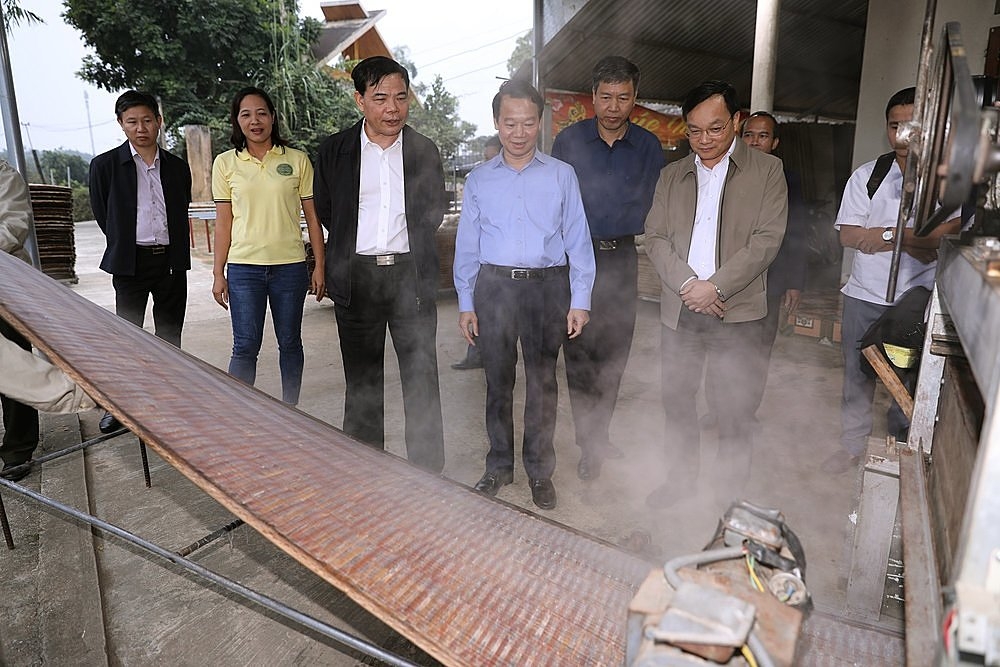 Bộ trưởng Bộ NN&PTNT Nguyễn Xuân Cường (thứ 3, trái sang phải) và Bí thư Tỉnh ủy Yên Bái Đỗ Đức Duy (áo xanh) tham quan mô hình sản xuất của HTX.