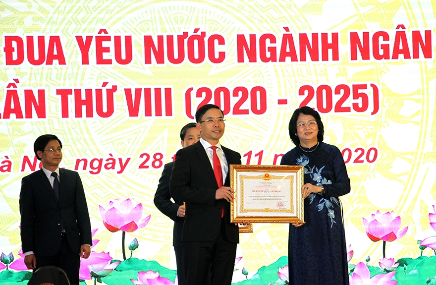 Phó Chủ tịch nước Đặng Thị Ngọc Thịnh trao Huân chương Lao động hạng Ba cho ông Phạm Đức Ấn - Bí thư Đảng ủy, Chủ tịch HĐTV Agribank.