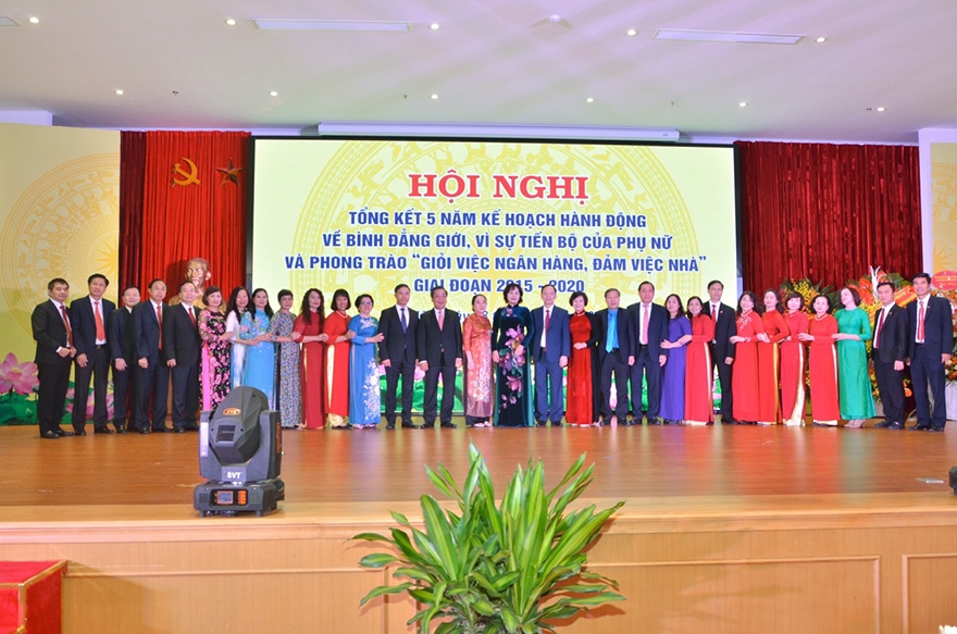 Đoàn đại biểu Agribank chụp ảnh cùng lãnh đạo NHNN.