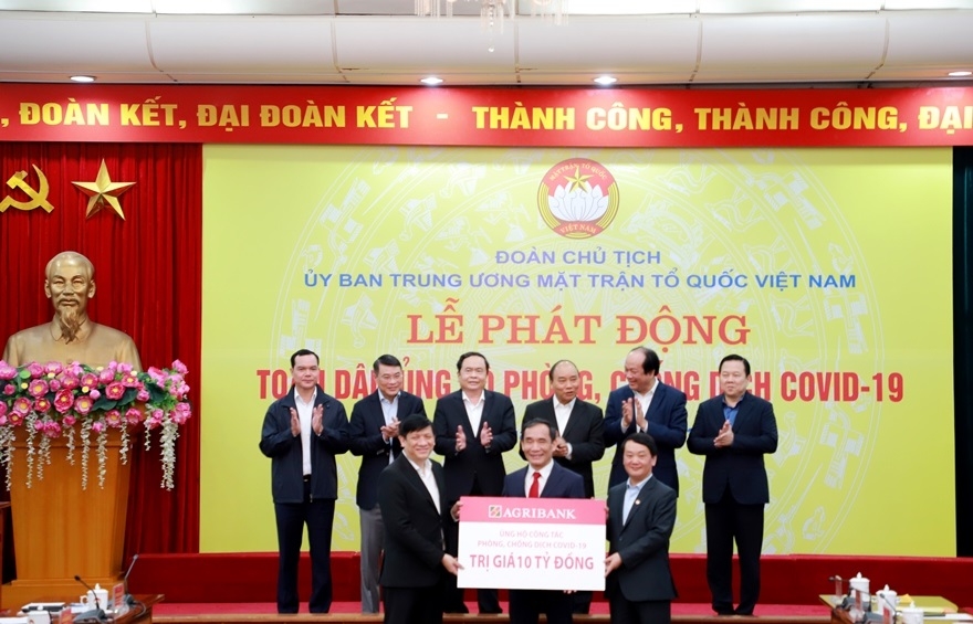 Agribank ủng hộ gần 20 tỷ đồng cho các tổ chức, đơn vị để mua trang thiết bị y tế.