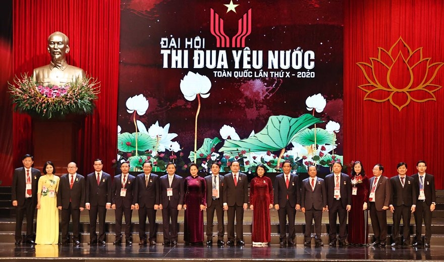 Chủ tịch Quốc hội Nguyễn Thị Kim Ngân, Phó Chủ tịch nước Đặng Thị Ngọc Thịnh, Phó Chủ tịch thứ nhất Hội đồng Thi đua - Khen thưởng Trung ương chụp ảnh lưu niệm với các đại biểu dự Đại hội Thi đua yêu nước lần thứ X (Đồng chí Phạm Đức Ấn - Chủ tịch HĐTV Agribank đứng thứ 5 từ trái sang).