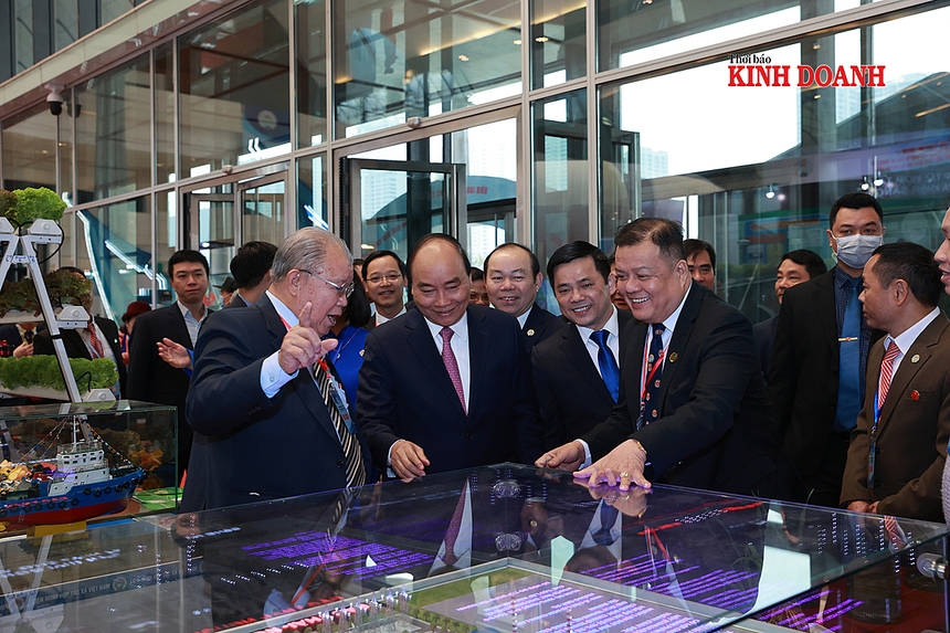 Thủ tướng thăm các gian hàng của HTX tại Đại hội VI Liên minh HTX Việt Nam.