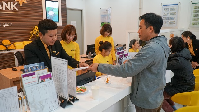 Khách hàng tới giao dịch trong ngày khai trương chi nhánh Thanh Trì