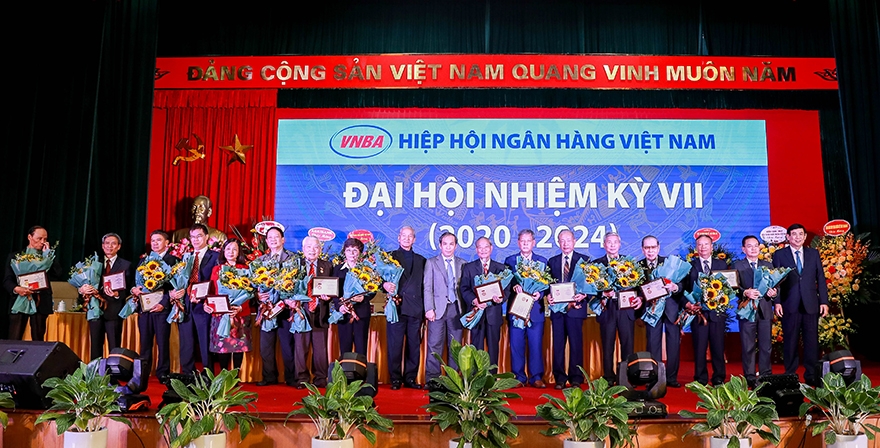 Đại hội đã vinh danh và trao tặng kỷ niệm chương Hiệp hội cho các cá nhân có nhiều đóng góp cho sự phát triển của VNBA