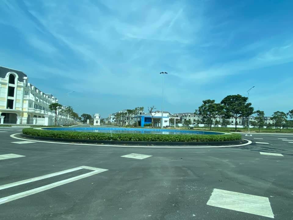 Do thủ tục pháp lý chồng chéo khiến nguồn cung hạn chế, dẫn đến giá bất động sản tăng cao.