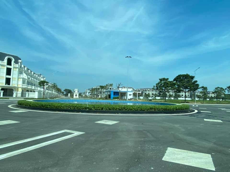 Do thủ tục pháp lý chồng chéo khiến nguồn cung hạn chế, dẫn đến giá bất động sản tăng cao.